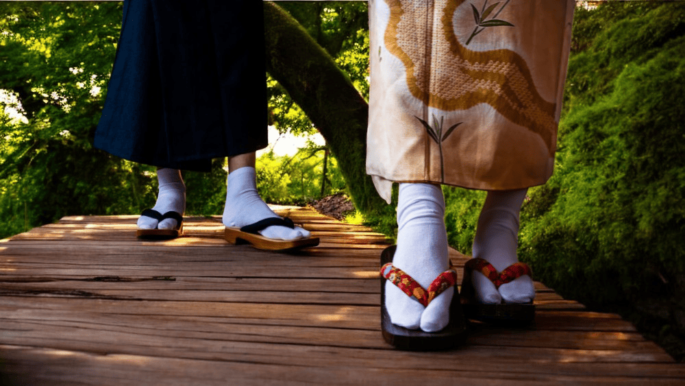 zwei Personen mit Tabi-Socken und Geta